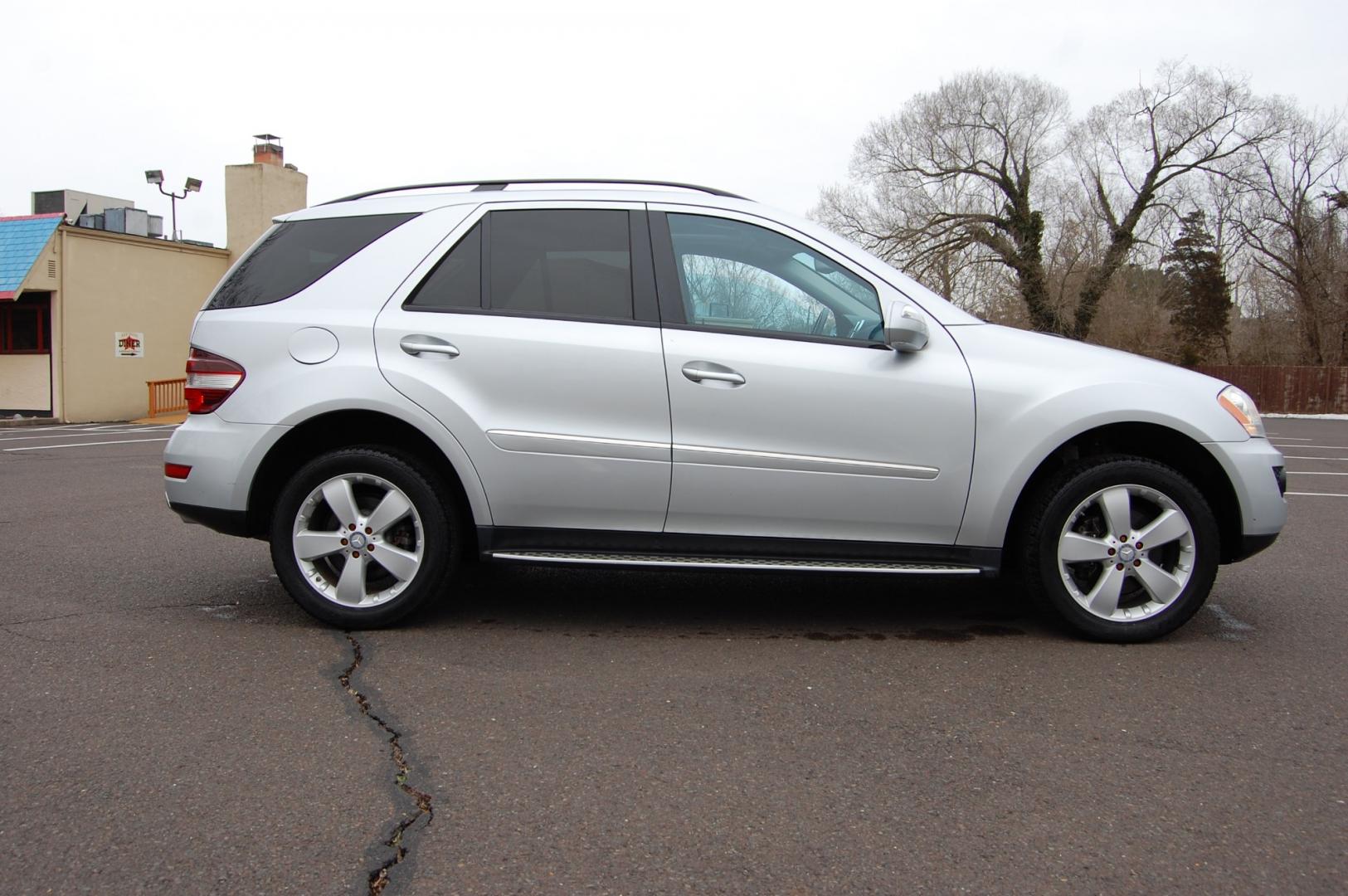 2009 Silver /Black leather Mercedes-Benz M-Class (4JGBB86E09A) with an 3.5 Liter V6 engine, Automatic transmission, located at 6528 Lower York Road, New Hope, PA, 18938, (215) 862-9555, 40.358707, -74.977882 - Here for sale is a very nice 2009 Mercedes-Benz ML350. Under the hood is a strong running 3.5 liter V6 which puts power to the AWD system via a smooth shifting automatic transmission. Features include; Black leather interior, wood grain trim, keyless entry, one master key, cruise control, tilt ste - Photo#4